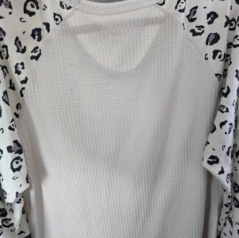 Plus size 2xl white/ leopard print., long sleeve.